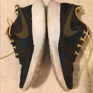 Nike Shoes - Nike Roshe Size 7 men’s Nike Shoes - Nike Roshe Size 7 men’s